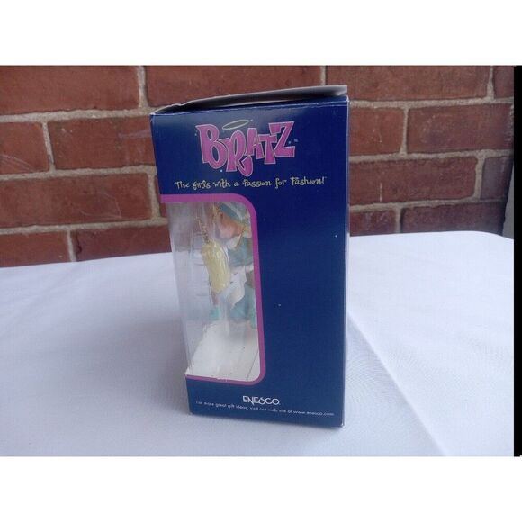 2005 BRATZ Hip Cloe  Holiday Christmas Tree Holiday Ornament Set Blond Hair - Picture 3 of 7